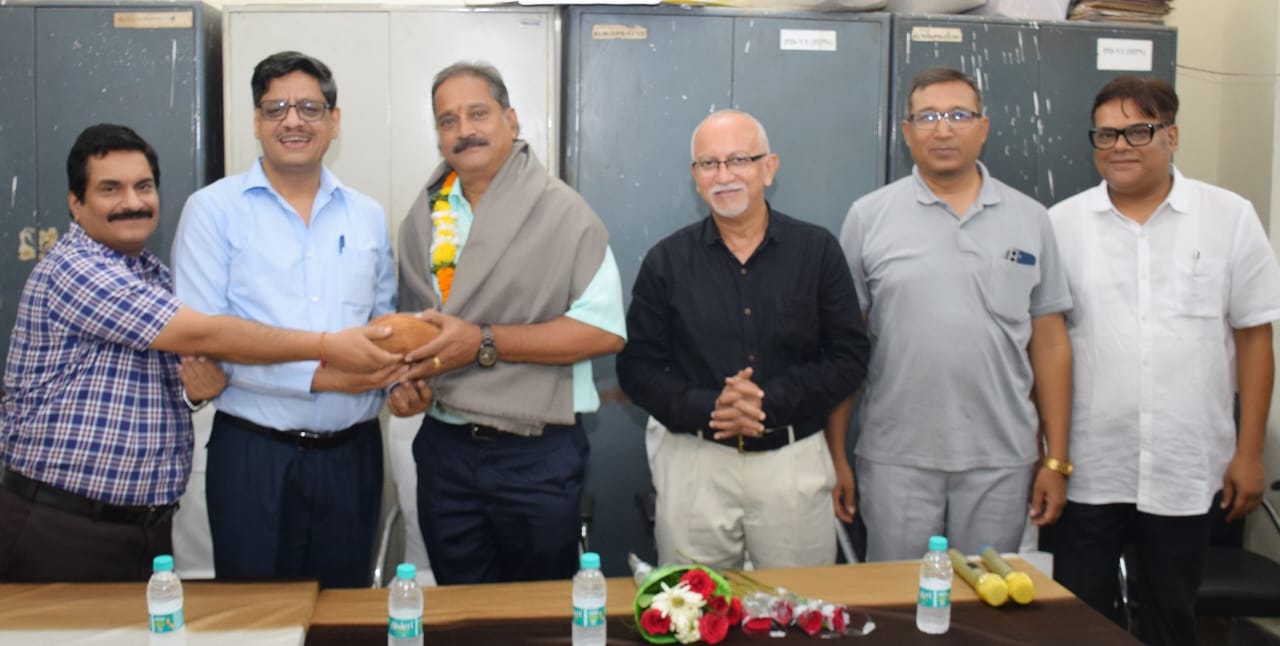 पाॅवर ट्रांसमिशन कंपनी से स्टाफ आफिसर सहित 8 कर्मचारियों की भावभीनी विदाई पाॅवर ट्रांसमिशन कंपनी से स्टाफ आफिसर सहित 8 कर्मचारियों की भावभीनी विदाई