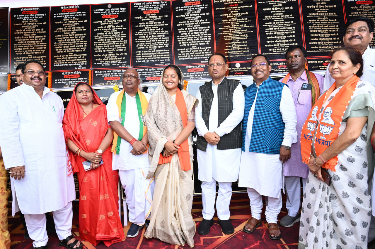 मुख्यमंत्री विष्णु देव साय ने सूरजपुर जिले को दी करोड़ों की सौगात मुख्यमंत्री विष्णु देव साय ने सूरजपुर जिले को दी करोड़ों की सौगात