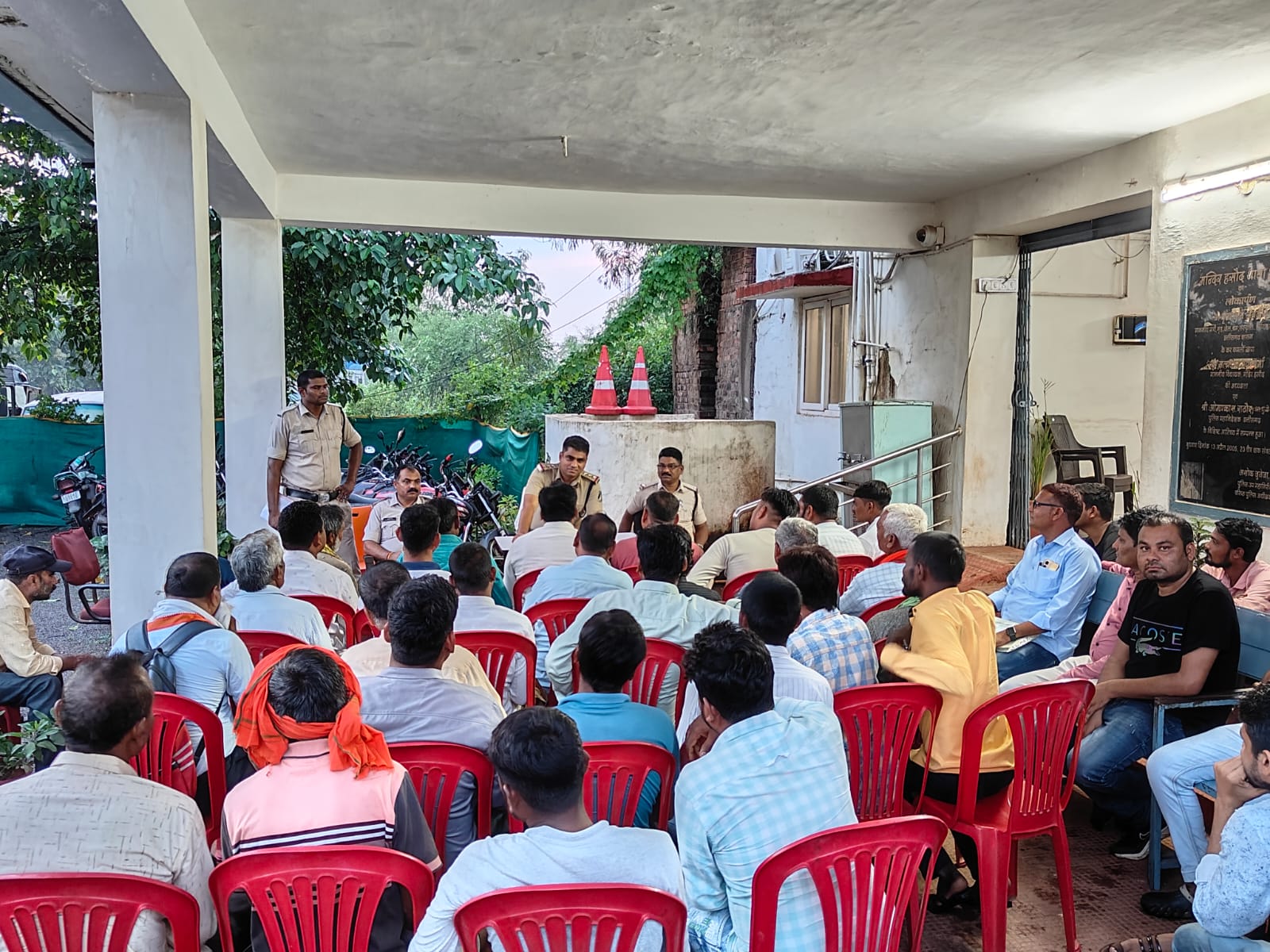 मंदिर हसौद थाना प्रभारी ने नवरात्रि पर्व के मद्देनजर दुर्गोत्सव समितियों की बैठक ली मंदिर हसौद थाना प्रभारी ने नवरात्रि पर्व के मद्देनजर दुर्गोत्सव समितियों की बैठक ली