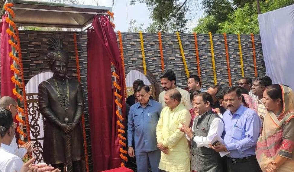 उद्योग मंत्री ने खैरागढ़ में छत्तीसगढ़ महतारी और स्व. श्री देवव्रत सिंह की प्रतिमा का किया अनावरण उद्योग मंत्री ने खैरागढ़ में छत्तीसगढ़ महतारी और स्व. श्री देवव्रत सिंह की प्रतिमा का किया अनावरण