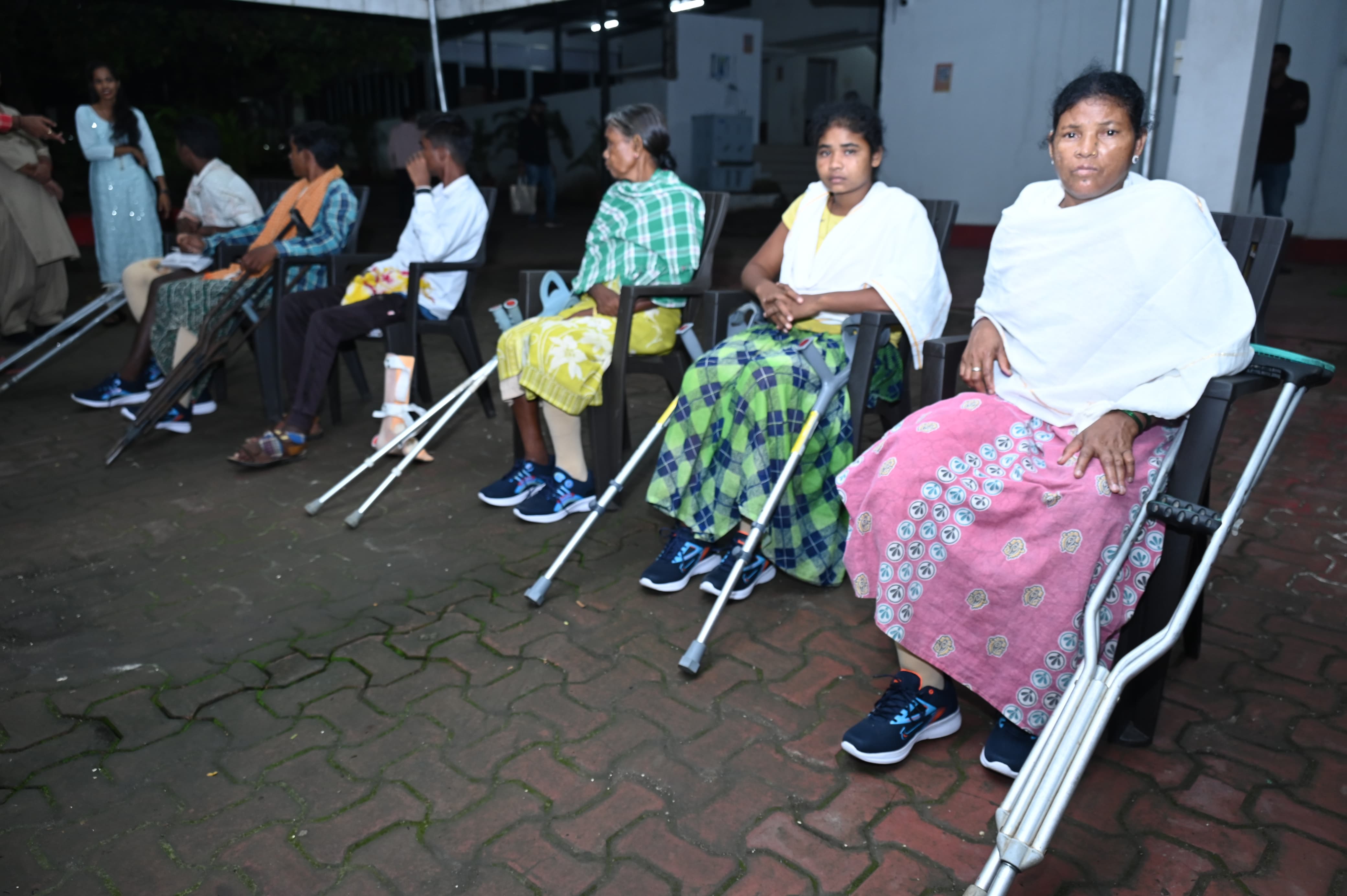 नक्सलियों द्वारा बिछाए आईईडी में पैर गवाने वाले नक्सल पीड़ितों को मिला कृत्रिम पैर का सम्बल नक्सलियों द्वारा बिछाए आईईडी में पैर गवाने वाले नक्सल पीड़ितों को मिला कृत्रिम पैर का सम्बल