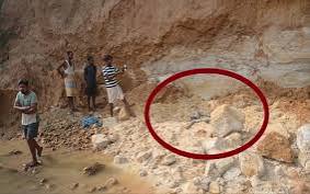 मिट्टी निकालने के दौरान दो ग्रामीणों की मौत मिट्टी निकालने के दौरान दो ग्रामीणों की मौत