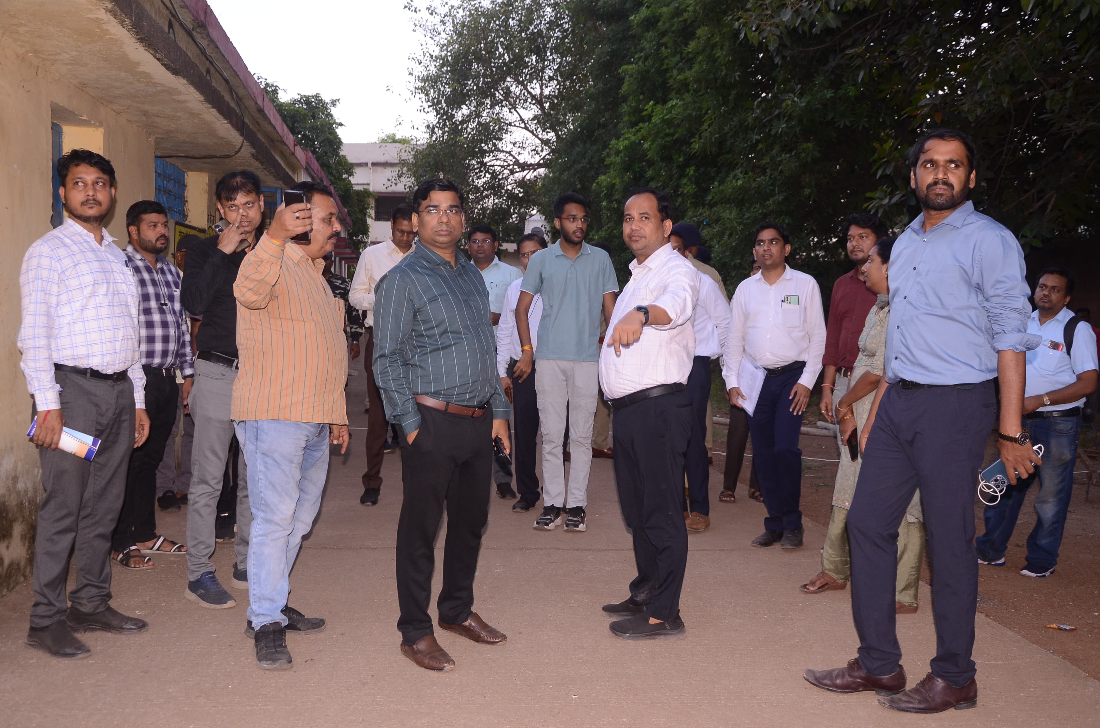 कलेक्टर डाॅ. गौरव सिंह ने मतदान केंद्र के 85 बूथों का किया निरीक्षण कलेक्टर डाॅ. गौरव सिंह ने मतदान केंद्र के 85 बूथों का किया निरीक्षण