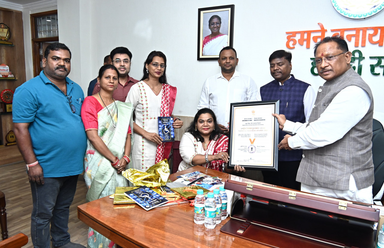 मुख्यमंत्री ने दिव्यांगता : चुनौतियों से अवसर तक पुस्तक का किया विमोचन मुख्यमंत्री ने दिव्यांगता : चुनौतियों से अवसर तक पुस्तक का किया विमोचन