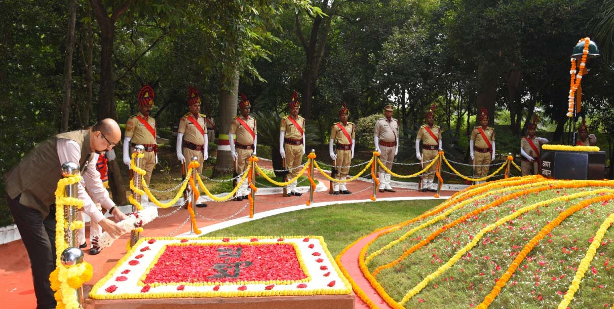 राज्यपाल डेका ने राजीव स्मृति वन में शहीद वाटिका पहुंचकर शहीदों को श्रद्धांजलि दी राज्यपाल डेका ने राजीव स्मृति वन में शहीद वाटिका पहुंचकर शहीदों को श्रद्धांजलि दी