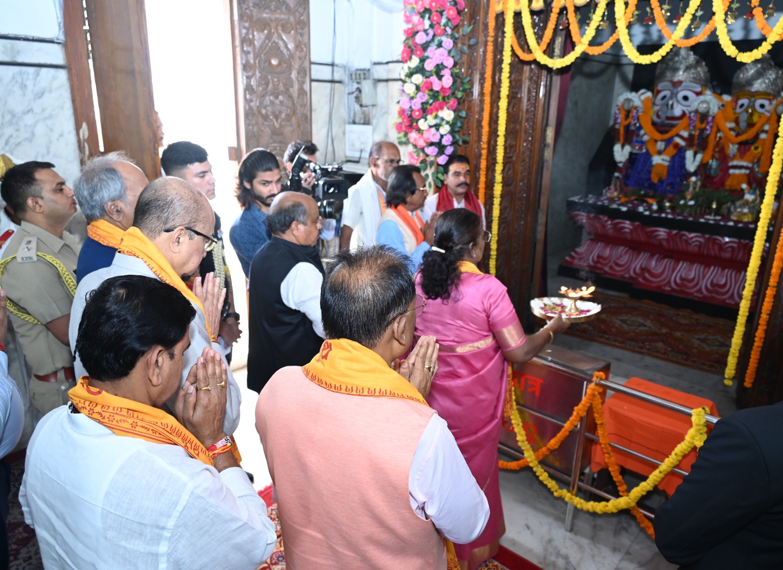 राष्ट्रपति श्रीमती मुर्मु एवं राज्यपाल श्री डेका ने महाप्रभु श्री जगन्नाथ भगवान के दर्शन किए राष्ट्रपति श्रीमती मुर्मु एवं राज्यपाल श्री डेका ने महाप्रभु श्री जगन्नाथ भगवान के दर्शन किए