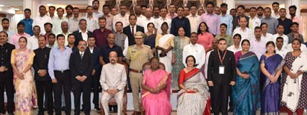 राष्ट्रपति श्रीमती मुर्मु के साथ राजभवन परिवार ने कराई फोटोग्राफी राष्ट्रपति श्रीमती मुर्मु के साथ राजभवन परिवार ने कराई फोटोग्राफी