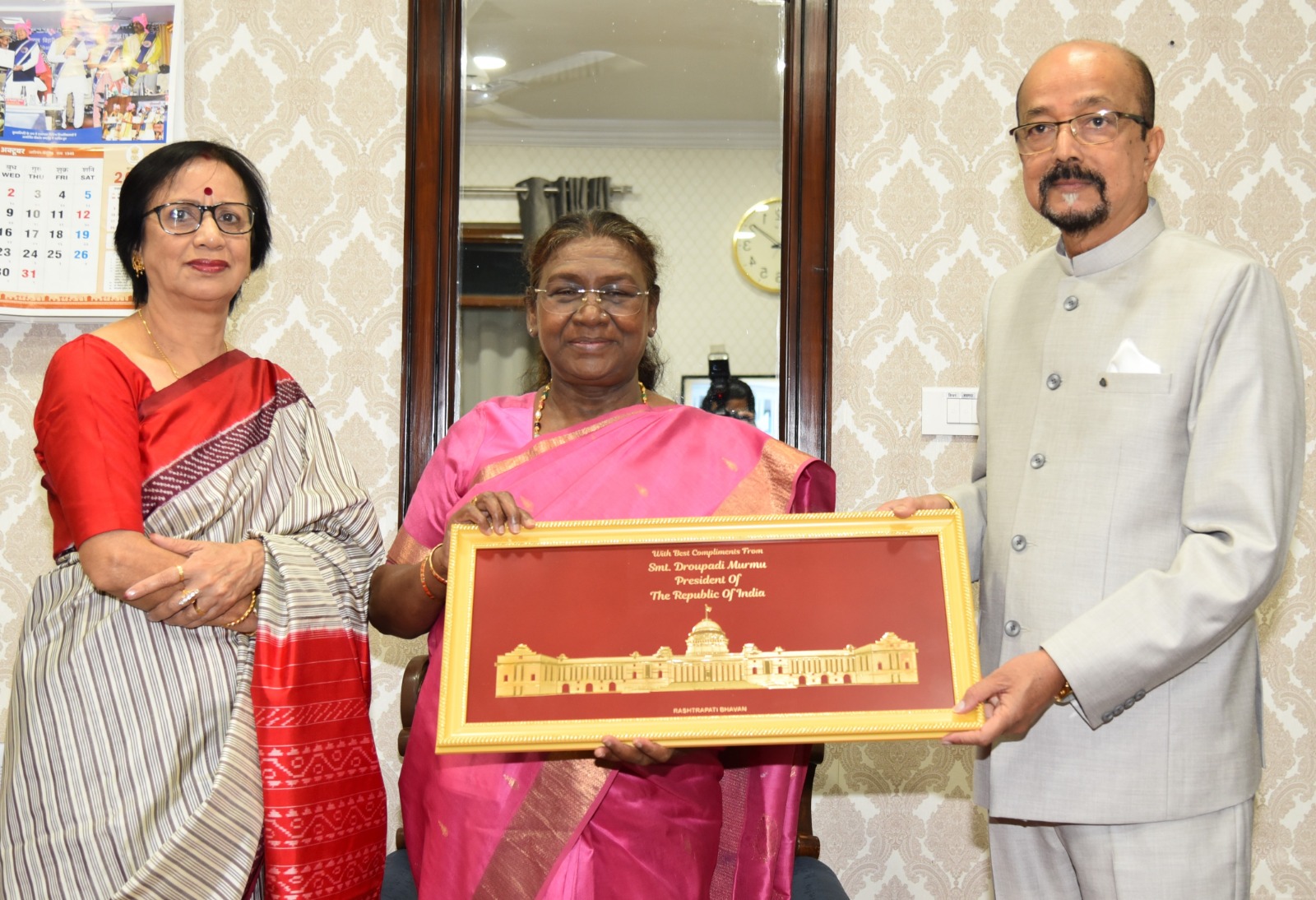 राष्ट्रपति श्रीमती मुर्मु को राज्यपाल श्री डेका ने स्मृति चिन्ह किये भेंट राष्ट्रपति श्रीमती मुर्मु को राज्यपाल श्री डेका ने स्मृति चिन्ह किये भेंट