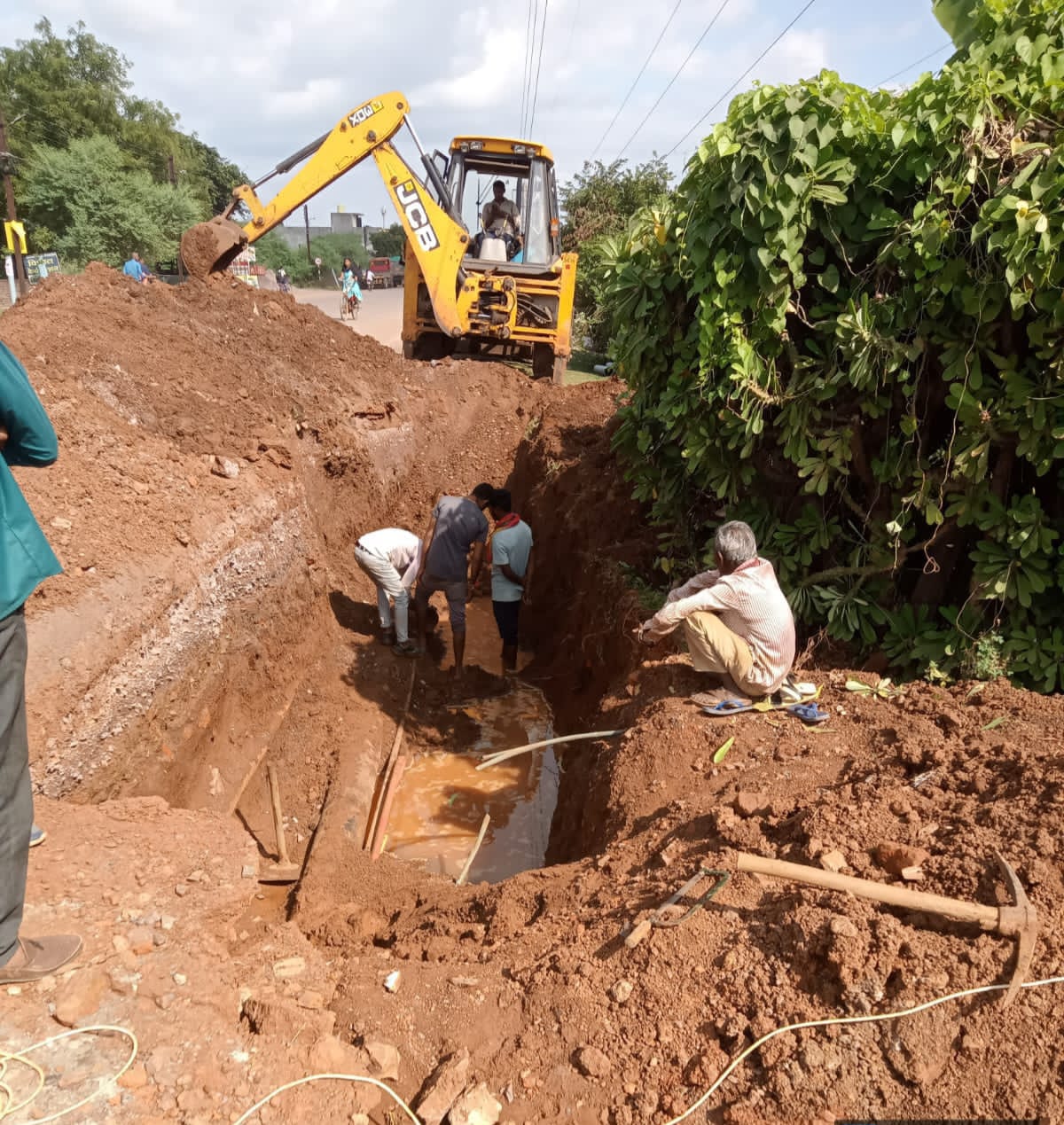 मुख्य पाइप लाइन से लीकेज सुधार कर वाटर सप्लाई शुरू की गई मुख्य पाइप लाइन से लीकेज सुधार कर वाटर सप्लाई शुरू की गई