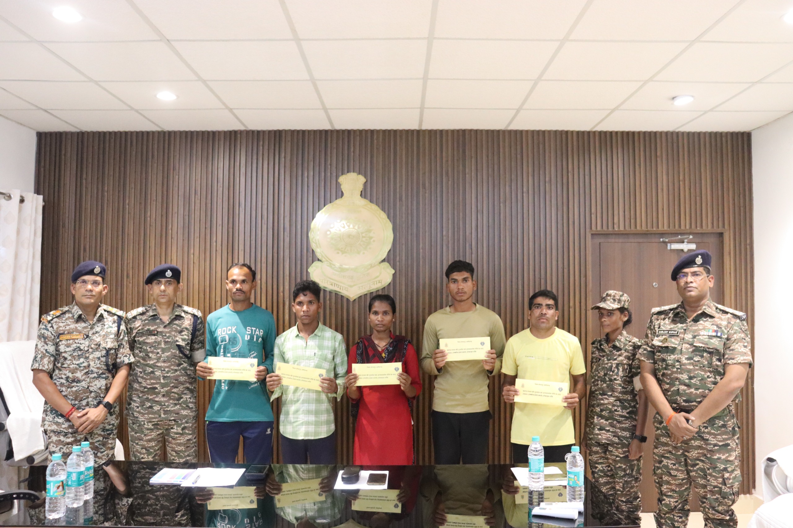 बीजापुर जिले में 5 माओवादियों ने किया आत्मसमर्पण बीजापुर जिले में 5 माओवादियों ने किया आत्मसमर्पण