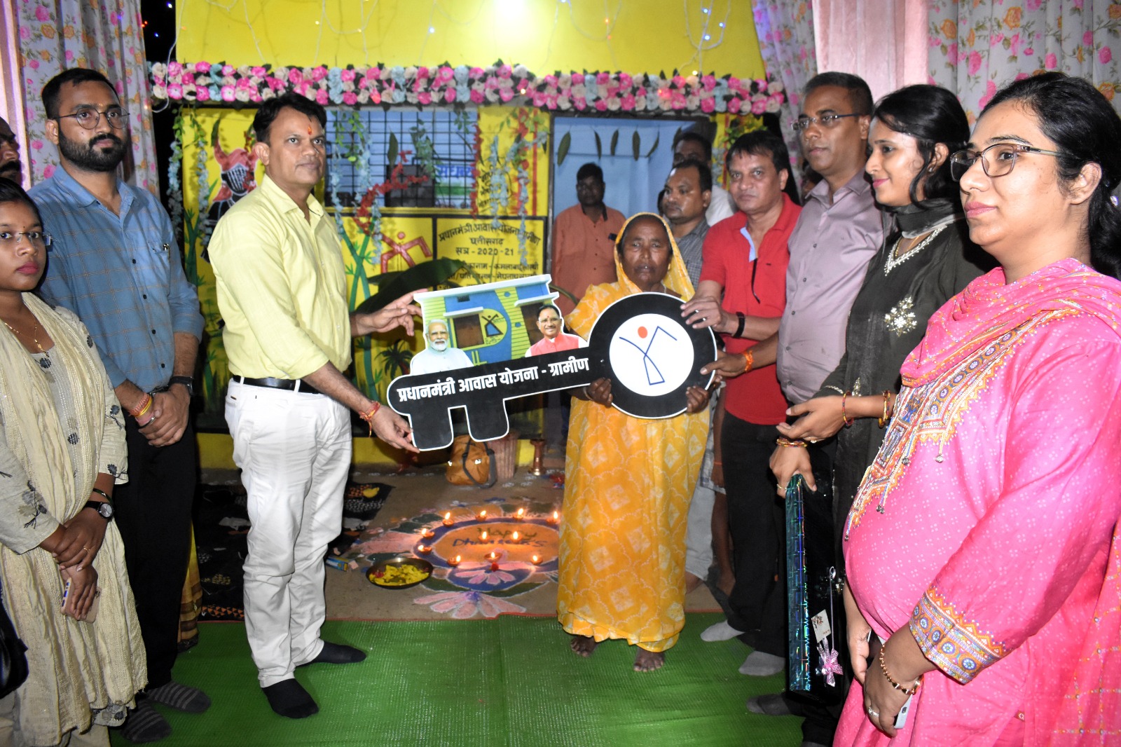 कलेक्टर ने प्रधानमंत्री आवास योजना के दृष्टिबाधित हितग्राही के घर में दीया जलाकर की दीपोत्सव की शुरुआत कलेक्टर ने प्रधानमंत्री आवास योजना के दृष्टिबाधित हितग्राही के घर में दीया जलाकर की दीपोत्सव की शुरुआत