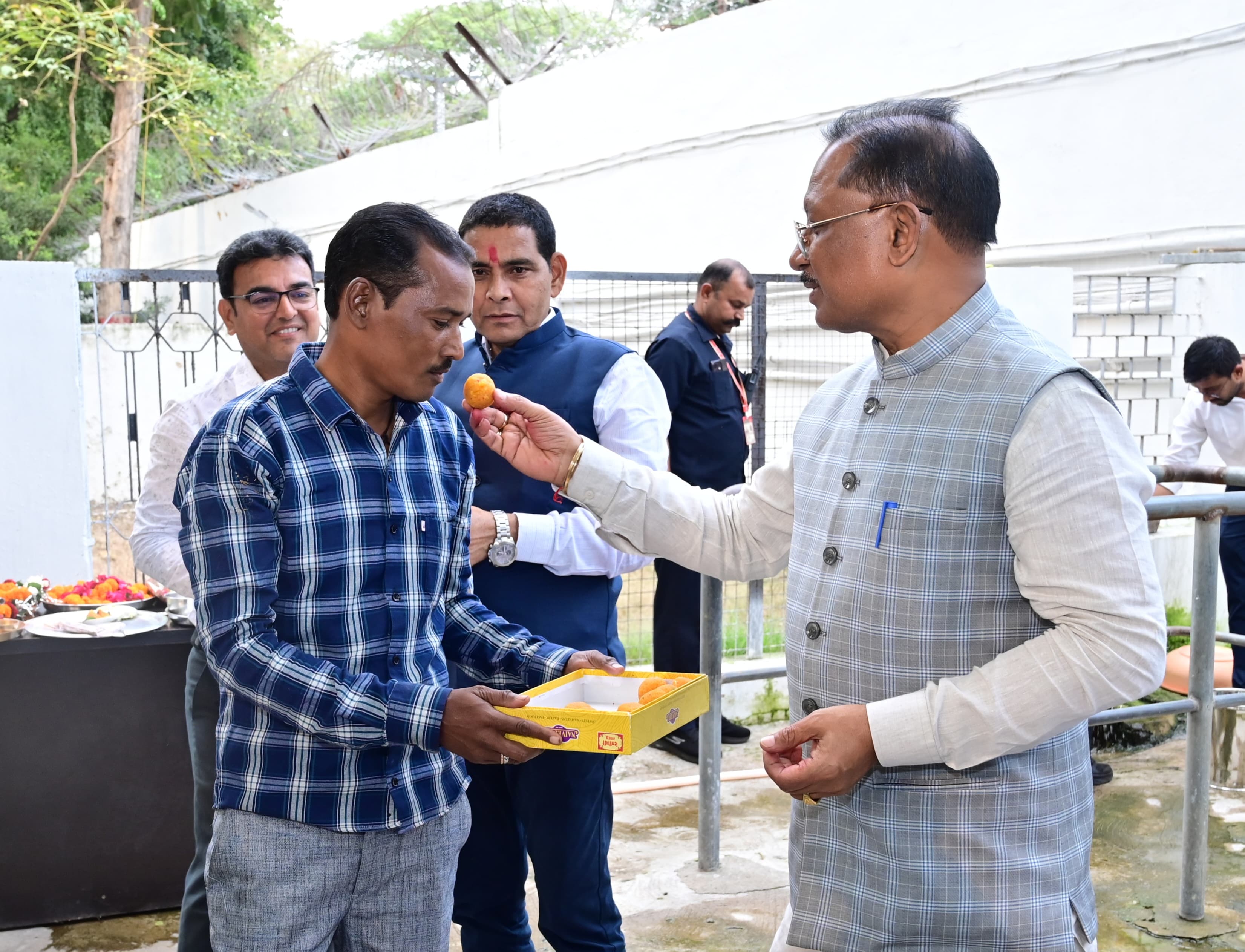 मुख्यमंत्री की सहजता ने सबका मन मोहा- गौ सेवक को अपने हाथों से खिलाया प्रसाद मुख्यमंत्री की सहजता ने सबका मन मोहा- गौ सेवक को अपने हाथों से खिलाया प्रसाद