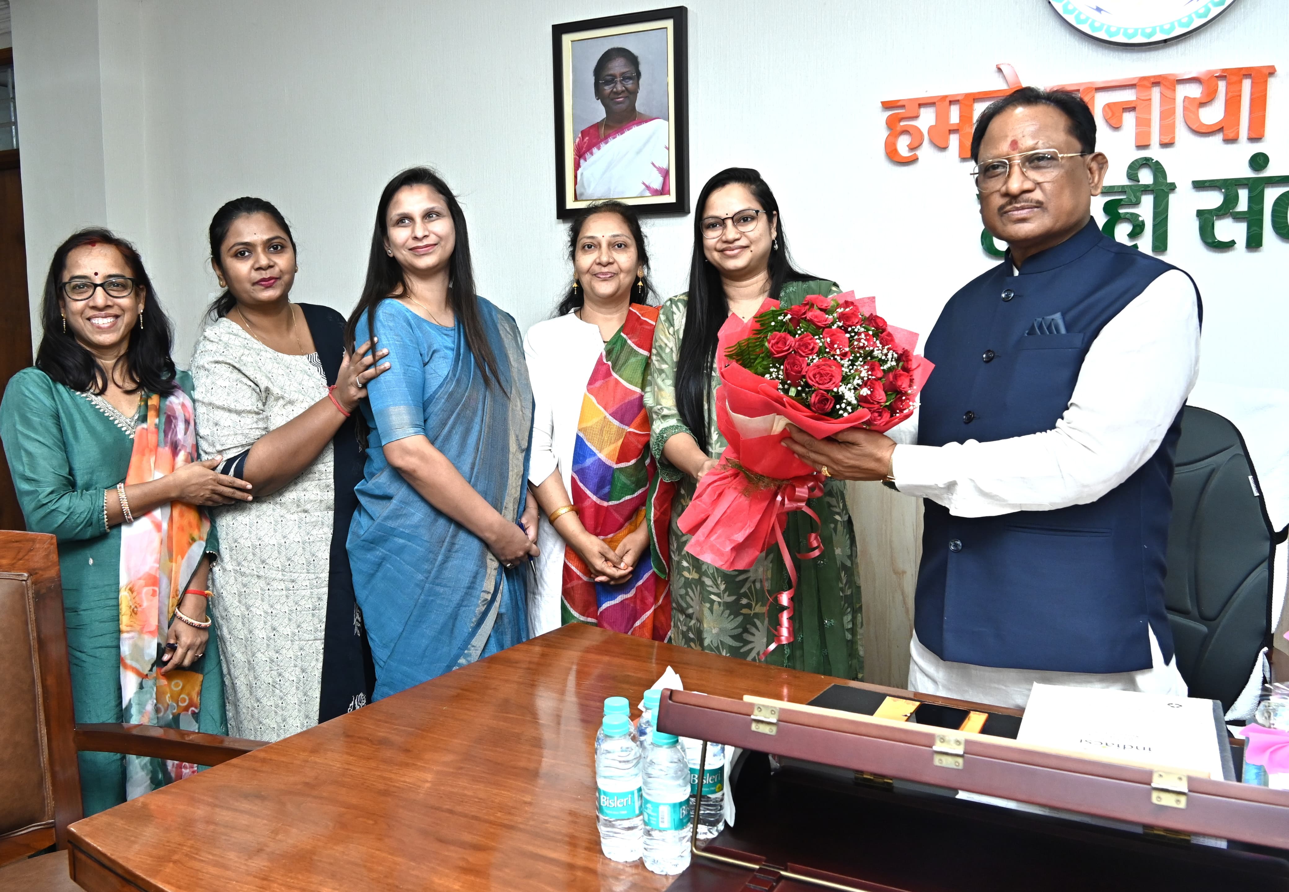 मुख्यमंत्री का राज्य प्रशासनिक सेवा के पदोन्नत अधिकारियों ने जताया आभार मुख्यमंत्री का राज्य प्रशासनिक सेवा के पदोन्नत अधिकारियों ने जताया आभार