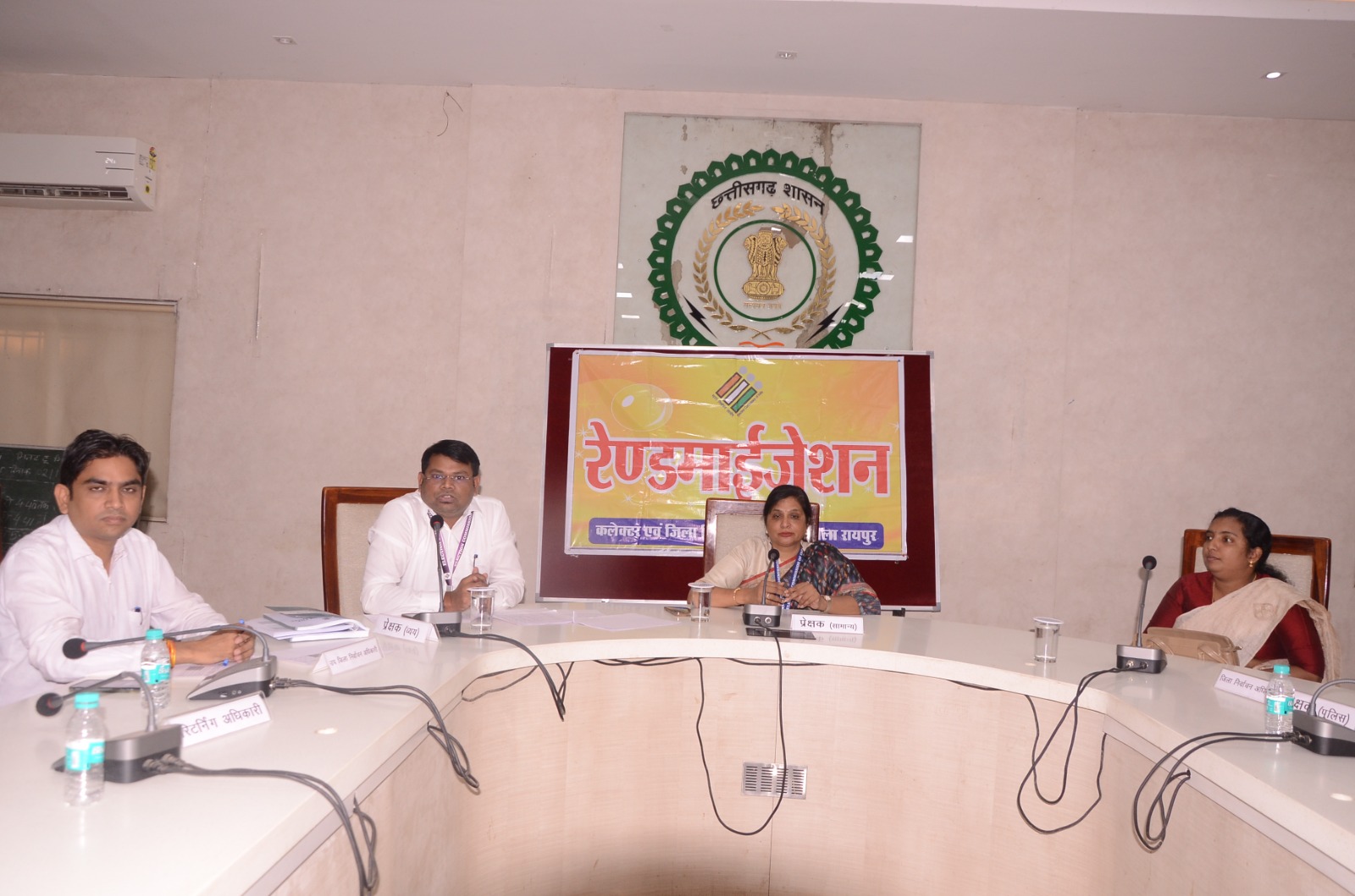 सामान्य प्रेक्षक जी. रेखा रानी के समक्ष ईवीएम एवं वीवी पैट का हुआ द्वितीय रेण्डमाईजेशन सामान्य प्रेक्षक जी. रेखा रानी के समक्ष ईवीएम एवं वीवी पैट का हुआ द्वितीय रेण्डमाईजेशन