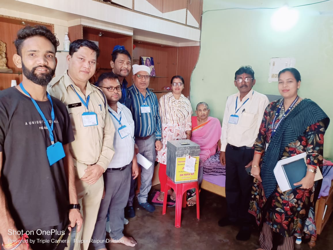 रायपुर दक्षिण विधानसभा उपचुनाव: बुजुर्ग एवं दिव्यांग मतदाताओं के घर पहुंचा मतदान दल रायपुर दक्षिण विधानसभा उपचुनाव: बुजुर्ग एवं दिव्यांग मतदाताओं के घर पहुंचा मतदान दल