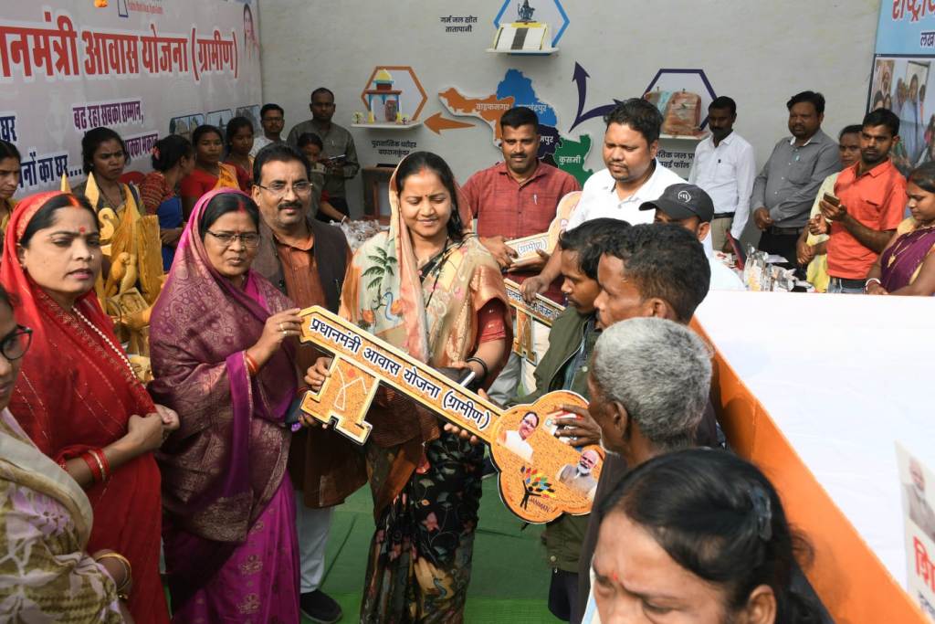 मंत्री श्रीमती राजवाड़े ने पहाड़ी कोरवा हितग्राहियों को सौंपी आवास की चाबी मंत्री श्रीमती राजवाड़े ने पहाड़ी कोरवा हितग्राहियों को सौंपी आवास की चाबी