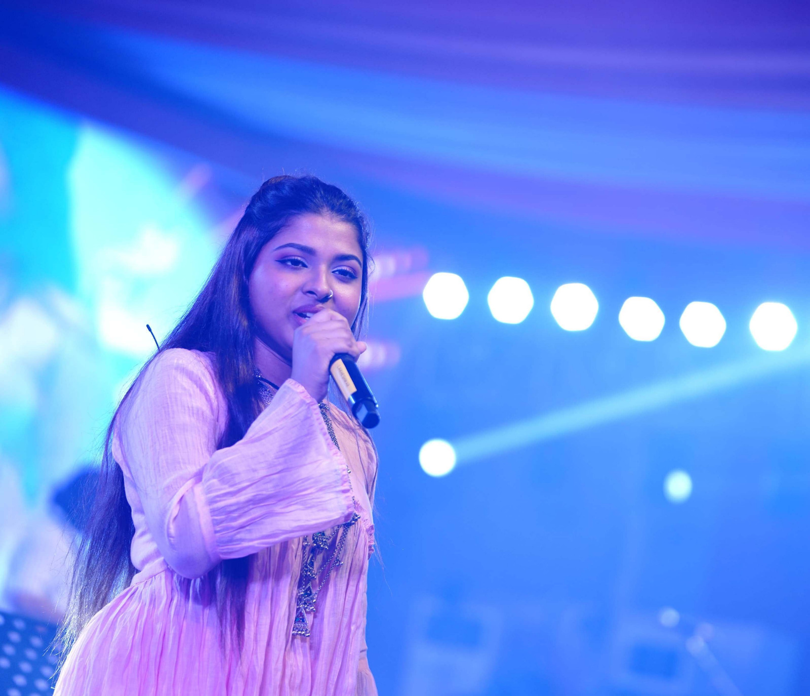 समापन समारोह में पवनदीप और अरुणिता के शानदार गीतों ने दर्शकों को किया मंत्रमुग्ध समापन समारोह में पवनदीप और अरुणिता के शानदार गीतों ने दर्शकों को किया मंत्रमुग्ध