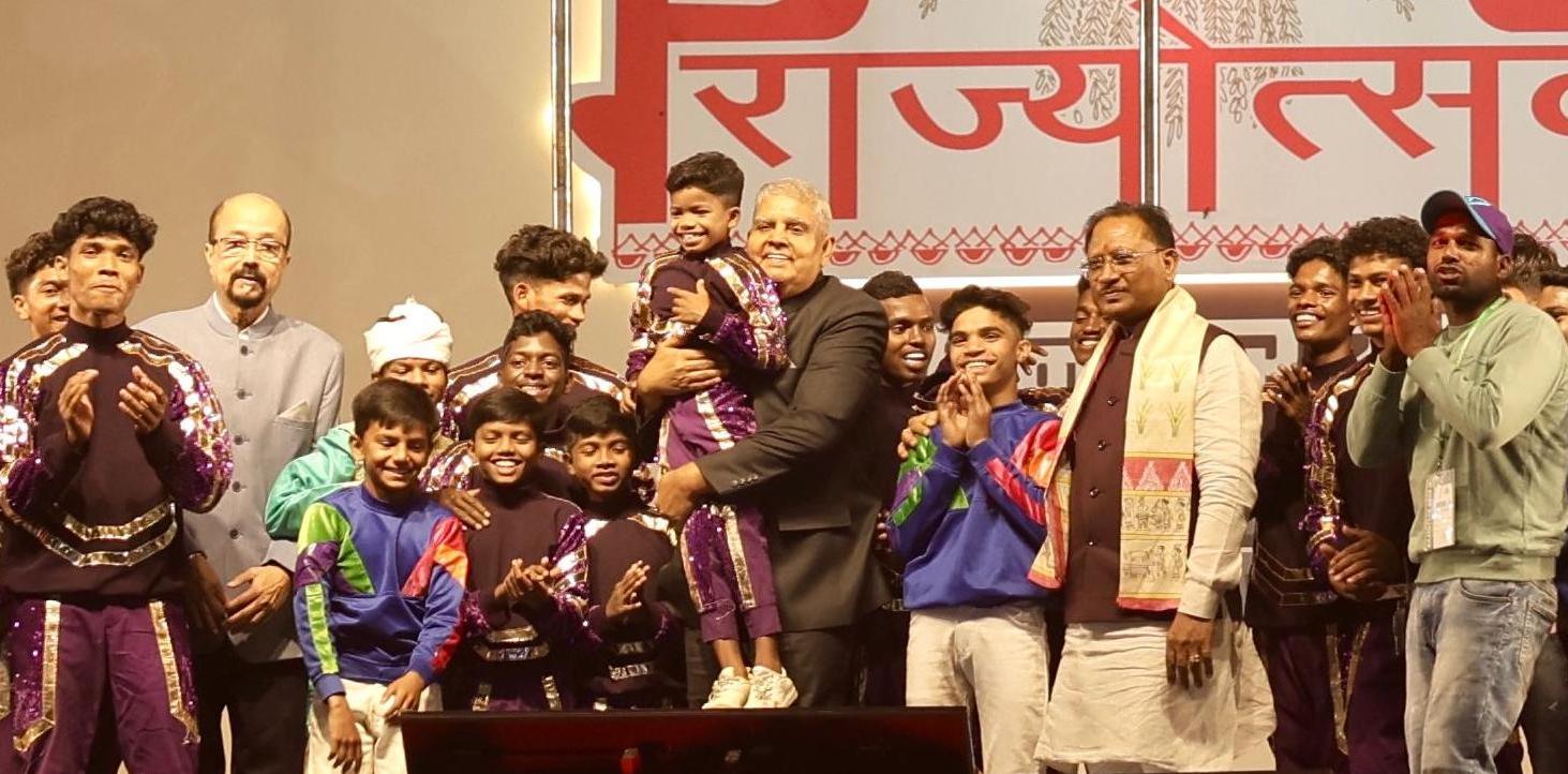 अबूझमाड़ के बच्चों के मलखंभ का अद्भुत प्रदर्शन देख इतने गदगद हुए उपराष्ट्रपति कि मंच पर वापस चढ़कर बच्चे को उठा लिया गोद में अबूझमाड़ के बच्चों के मलखंभ का अद्भुत प्रदर्शन देख इतने गदगद हुए उपराष्ट्रपति कि मंच पर वापस चढ़कर बच्चे को उठा लिया गोद में