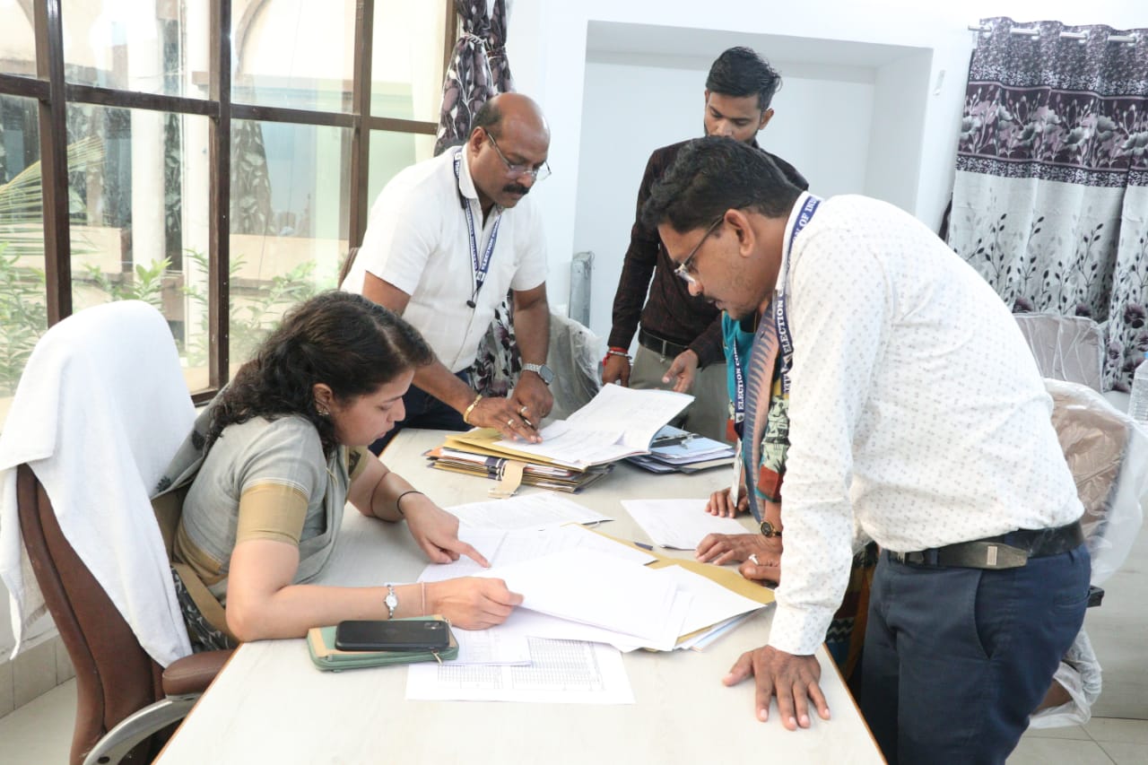 व्यय प्रेक्षक श्रीमती कनुप्रिया दमोर ने प्रत्याशियों के खर्चे का किया निरीक्षण व्यय प्रेक्षक श्रीमती कनुप्रिया दमोर ने प्रत्याशियों के खर्चे का किया निरीक्षण