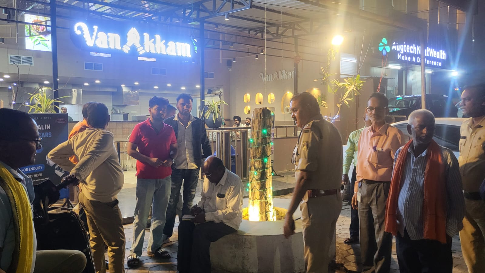 बेतरकीब सड़क पर खड़ी गाड़ियों से 2500 का चालान काटा बेतरकीब सड़क पर खड़ी गाड़ियों से 2500 का चालान काटा