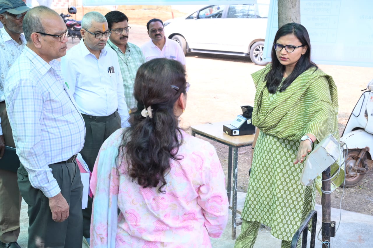 कलेक्टर ने चंदखुरी और थनौद उपार्जन केंद्र में व्यवस्था का लिया जायजा कलेक्टर ने चंदखुरी और थनौद उपार्जन केंद्र में व्यवस्था का लिया जायजा