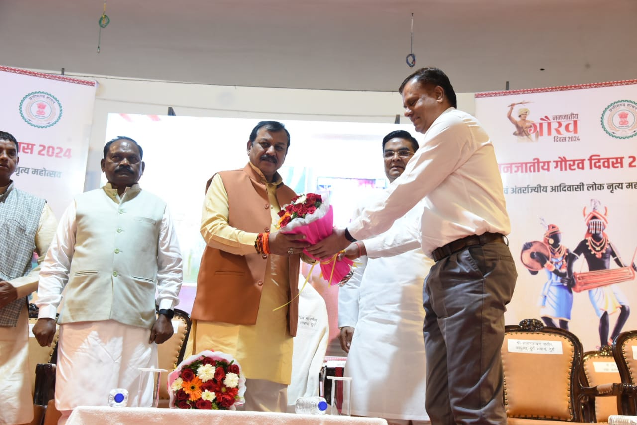 आदिवासी समाज के रीति-रिवाज, रहन-सहन, संस्कृति, कला तथा जीवन शैली को आत्मसात करना चाहिए-सांसद विजय बघेल आदिवासी समाज के रीति-रिवाज, रहन-सहन, संस्कृति, कला तथा जीवन शैली को आत्मसात करना चाहिए-सांसद विजय बघेल