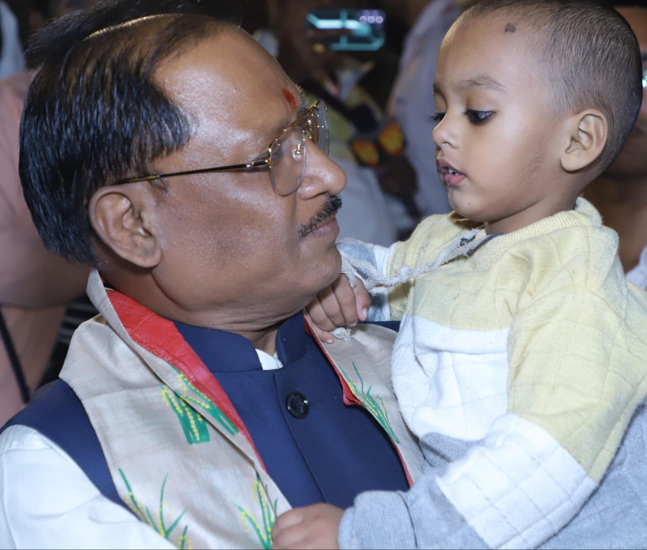 बच्चे निश्छल प्रेम और दुलार की भाषा को समझते हैं... बच्चे निश्छल प्रेम और दुलार की भाषा को समझते हैं...