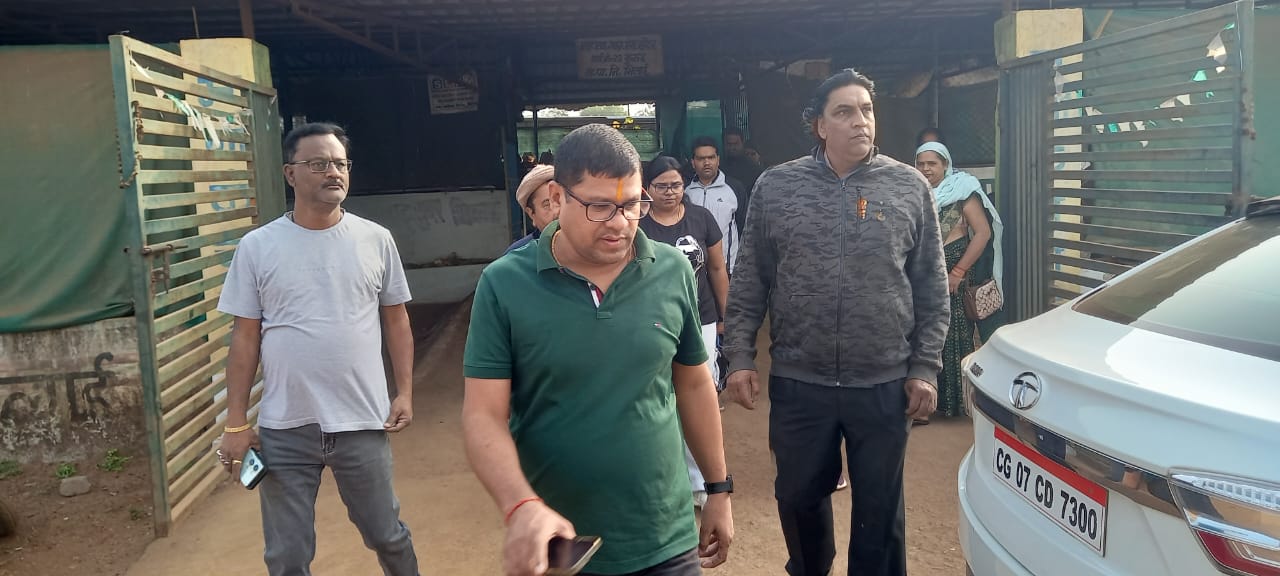 सड़क, पानी, बिजली, सफाई व्यवस्था देखने के लिए टीम के साथ आयुक्त निकले दौरे पर सड़क, पानी, बिजली, सफाई व्यवस्था देखने के लिए टीम के साथ आयुक्त निकले दौरे पर