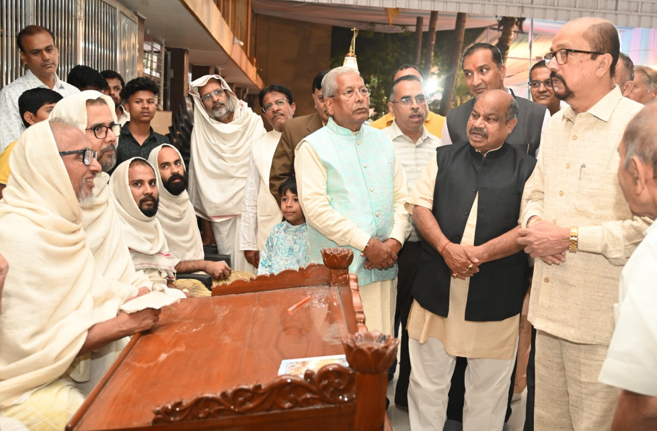 जैन दादाबाड़ी में आयोजित दीक्षा महोत्सव में सम्मिलित हुए राज्यपाल जैन दादाबाड़ी में आयोजित दीक्षा महोत्सव में सम्मिलित हुए राज्यपाल