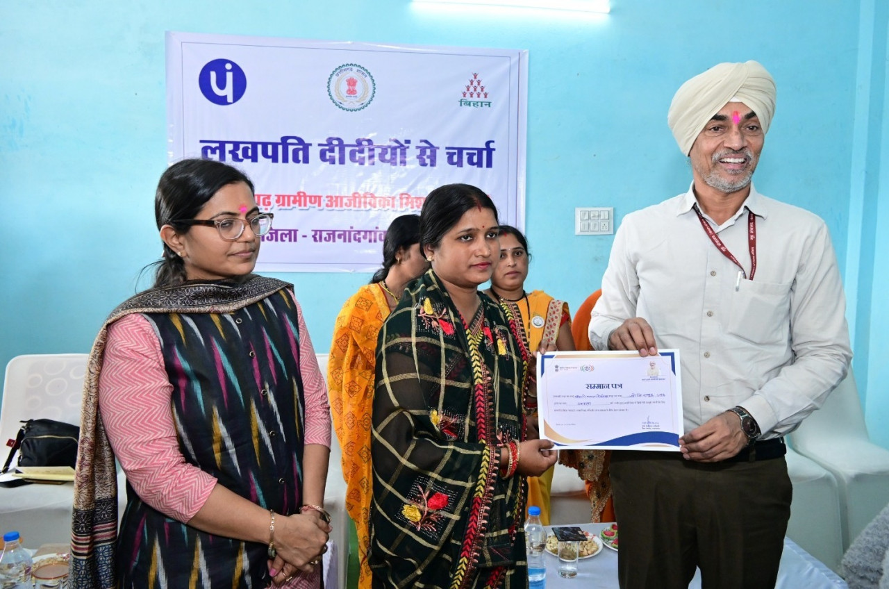 भारत सरकार के एडिशनल सेकेटरी श्री सिंह ने राजनांदगांव जिले की 20 लखपति दीदियों को किया सम्मानित भारत सरकार के एडिशनल सेकेटरी श्री सिंह ने राजनांदगांव जिले की 20 लखपति दीदियों को किया सम्मानित