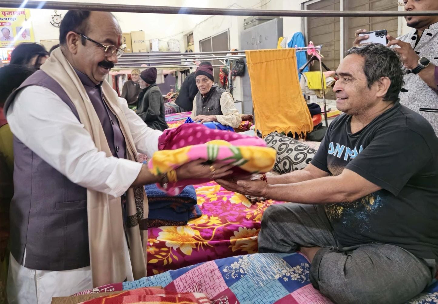 उप मुख्यमंत्री अरुण साव ने वृद्धाश्रम में बुजुर्गों को दिए फल, मिठाई और कंबल, बुजुर्गों के साथ केक काटकर अपने जन्मदिन की शुरुआत की उप मुख्यमंत्री अरुण साव ने वृद्धाश्रम में बुजुर्गों को दिए फल, मिठाई और कंबल, बुजुर्गों के साथ केक काटकर अपने जन्मदिन की शुरुआत की