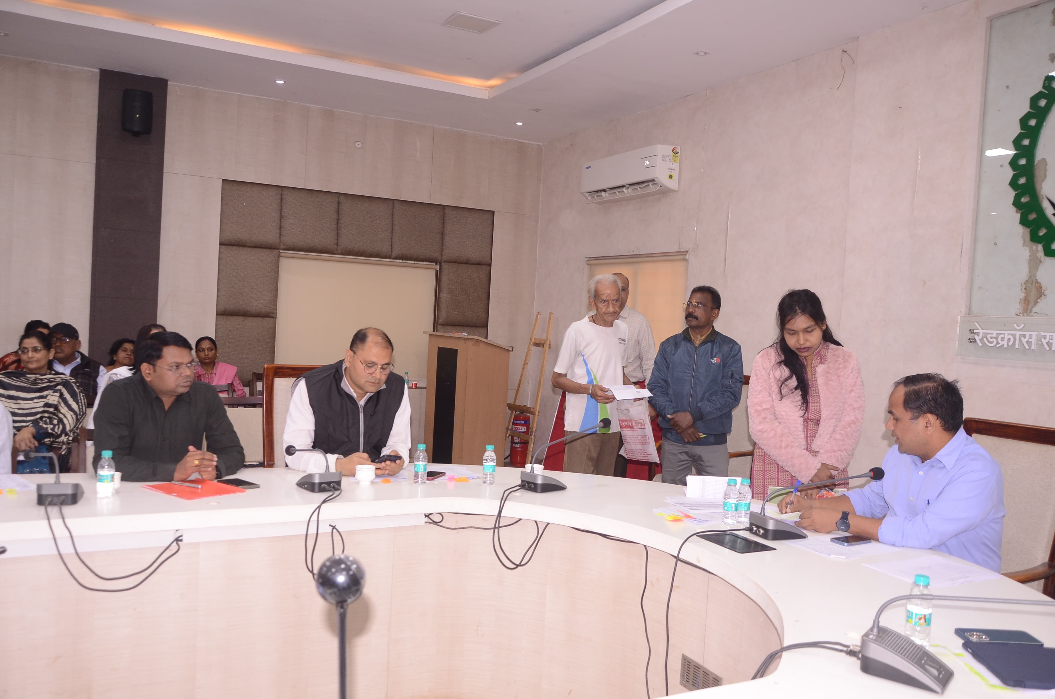 कलेक्टर ने जनदर्शन में आम नागरिकों की सुनी समस्याएं कलेक्टर ने जनदर्शन में आम नागरिकों की सुनी समस्याएं