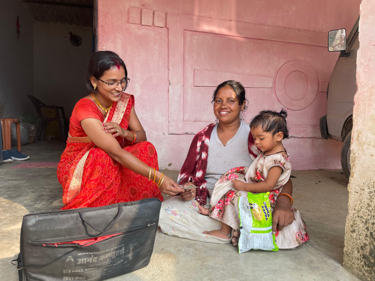 पेंशन राशि निकालनी हो या कोई और राशि से जुड़ा बैंकिंग काम, बैंक सखी ममता बनी हैं बुजुर्गों, दिव्यांगों का सहारा पेंशन राशि निकालनी हो या कोई और राशि से जुड़ा बैंकिंग काम, बैंक सखी ममता बनी हैं बुजुर्गों, दिव्यांगों का सहारा