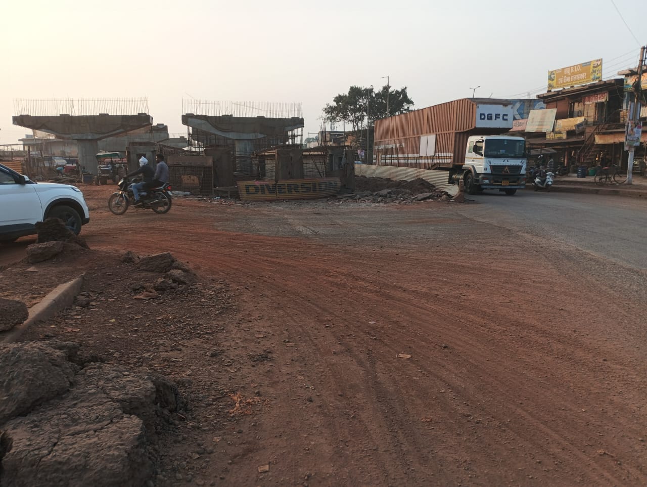 मंदिरहसौद चौक पर निर्माणाधीन पुल की वजह से जाम के हालात , एसपी को ज्ञापन मंदिरहसौद चौक पर निर्माणाधीन पुल की वजह से जाम के हालात , एसपी को ज्ञापन