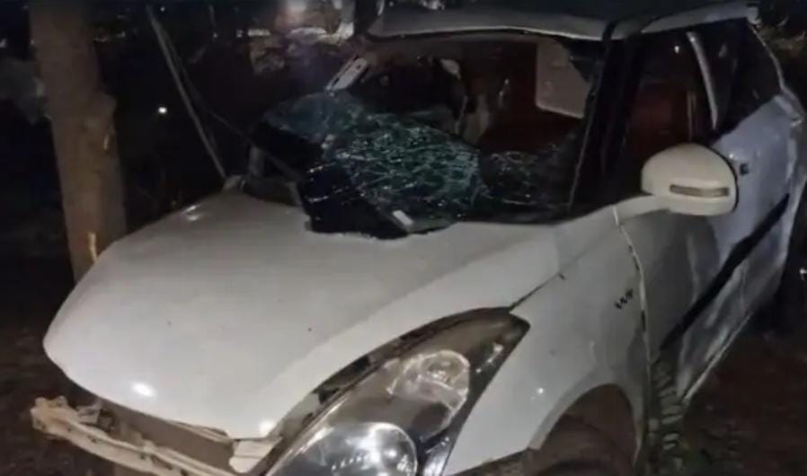 दुर्ग : पेड़ से टकराई तेज रफ्तार कार, दो महिला सहित तीन की मौत दुर्ग : पेड़ से टकराई तेज रफ्तार कार, दो महिला सहित तीन की मौत