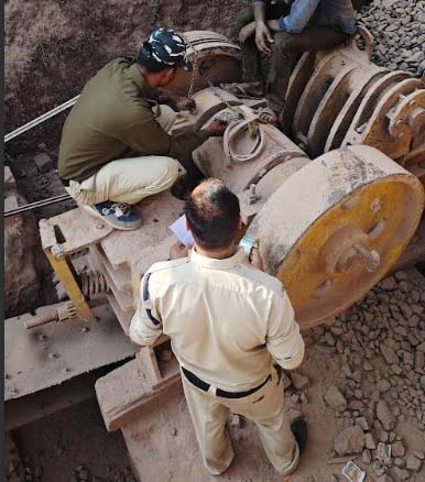 अवैध खनिज परिवहन करते 9 वाहन जब्त अवैध खनिज परिवहन करते 9 वाहन जब्त