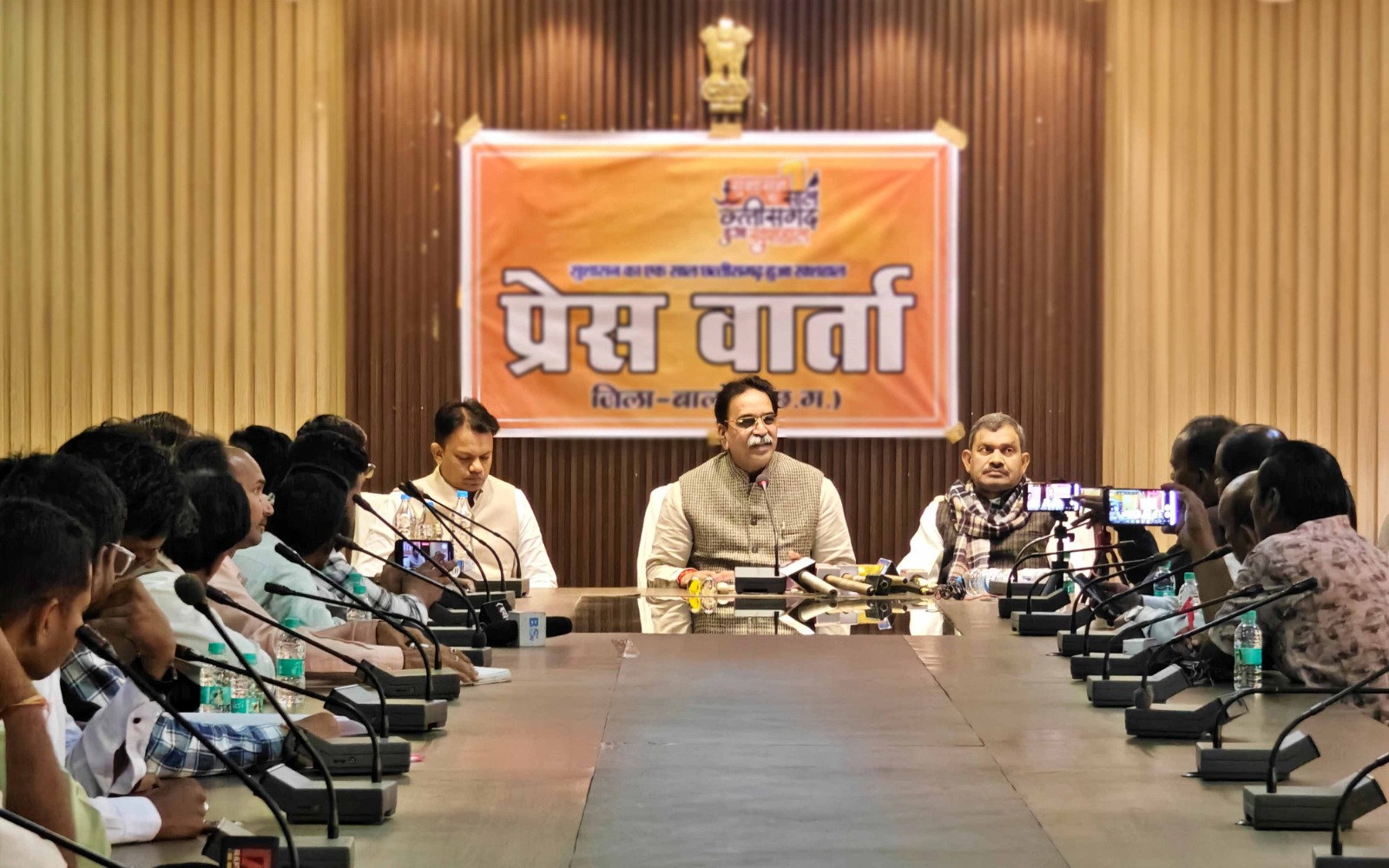 रायपुर पश्चिम विधायक राजेश मूणत ने बताई राज्य सरकार की एक वर्ष की उपलब्धियाॅ रायपुर पश्चिम विधायक राजेश मूणत ने बताई राज्य सरकार की एक वर्ष की उपलब्धियाॅ