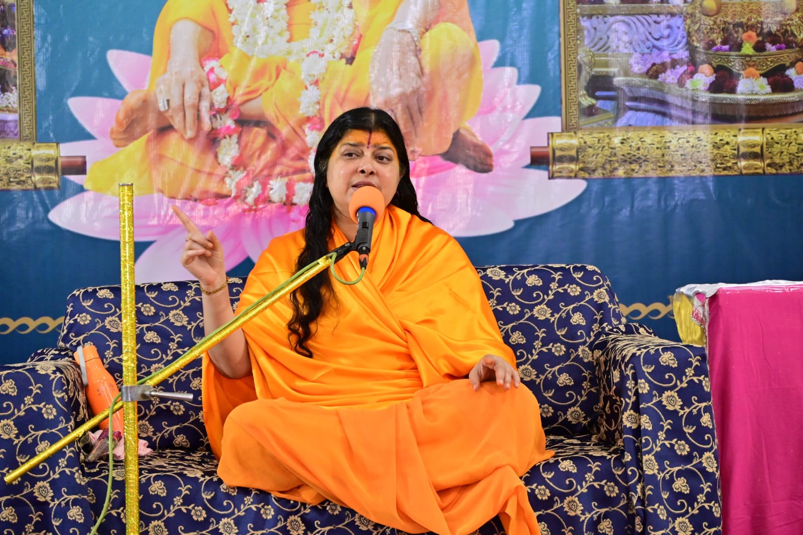 भगवान को पाने के लिए संसार से मानसिक विरक्त होना आवश्यक - सुश्री धामेश्वरी देवीजी भगवान को पाने के लिए संसार से मानसिक विरक्त होना आवश्यक - सुश्री धामेश्वरी देवीजी