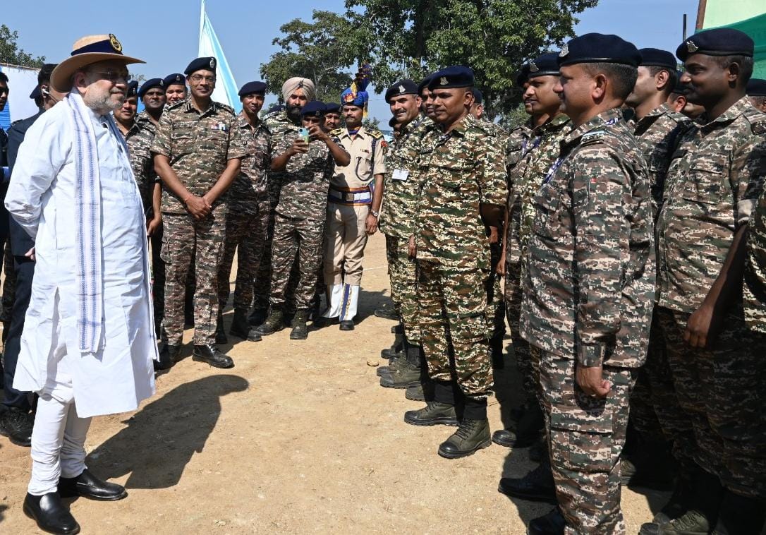 नक्सल मोर्चे पर तैनात जवानों के बीच पहुंचे केन्द्रीय गृह मंत्री अमित शाह नक्सल मोर्चे पर तैनात जवानों के बीच पहुंचे केन्द्रीय गृह मंत्री अमित शाह