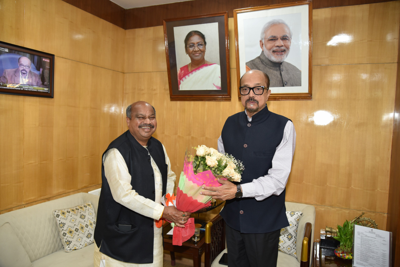 राज्यपाल श्री डेका से विधायकगणों ने सौजन्य भेंट की राज्यपाल श्री डेका से विधायकगणों ने सौजन्य भेंट की