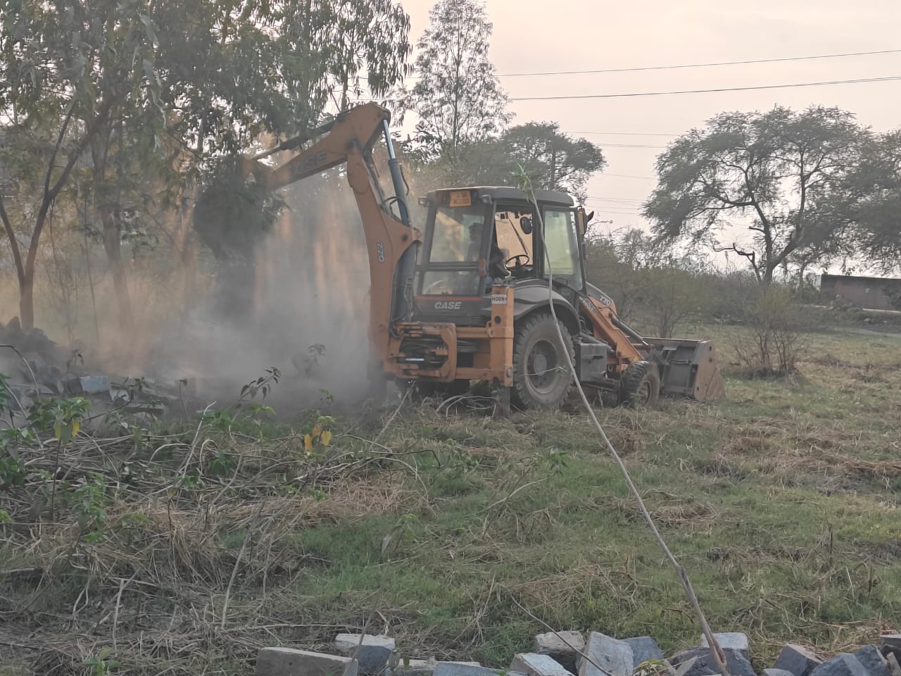 पीएचसी के लिए आरक्षित जमीन पर बेजा कब्जा हटाया, दतरेंगा में गिराई बाउड्रीवाल, डोमा में तालाब किनारे से हटाया बेजा कब्जा पीएचसी के लिए आरक्षित जमीन पर बेजा कब्जा हटाया, दतरेंगा में गिराई बाउड्रीवाल, डोमा में तालाब किनारे से हटाया बेजा कब्जा