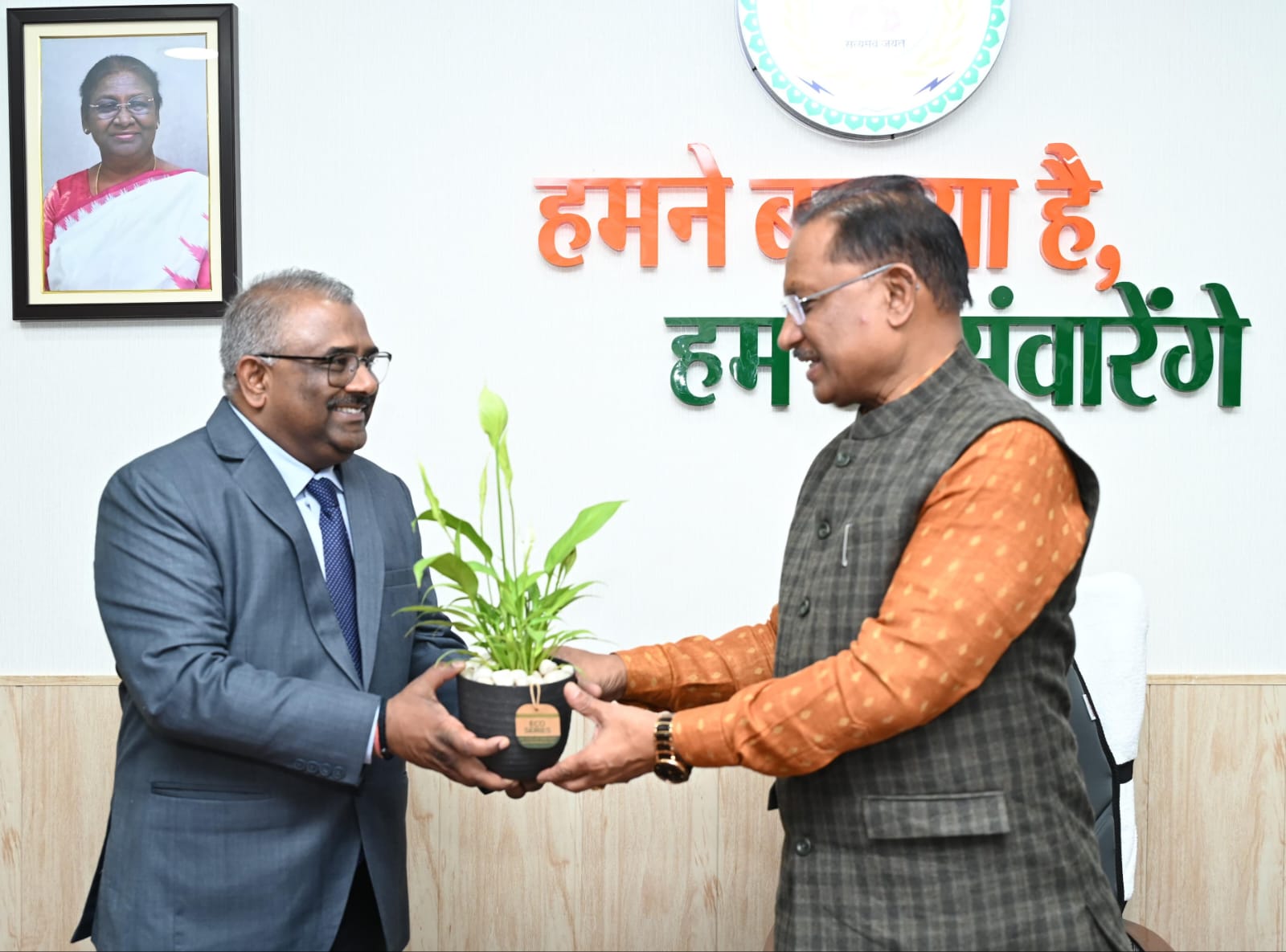 मुख्यमंत्री से महाप्रबंधक रेलवे ने की सौजन्य मुलाकात मुख्यमंत्री से महाप्रबंधक रेलवे ने की सौजन्य मुलाकात