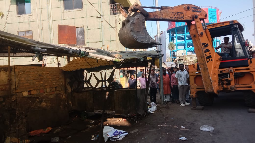 बैजनाथपारा में चला प्रशासन का बुलडोजर, नो-वेंडिग जोन करने की सख्त हिदायत बैजनाथपारा में चला प्रशासन का बुलडोजर, नो-वेंडिग जोन करने की सख्त हिदायत