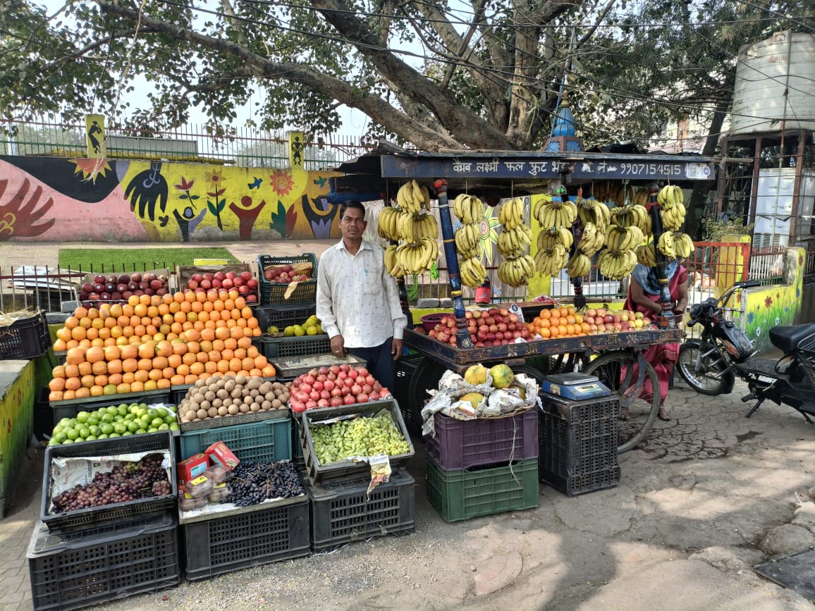 पीएम स्वनिधि योजना से पथ विक्रेता सोहन लाल साहू को फल व्यवसाय से जीवन में प्राप्त हुई खुशियां पीएम स्वनिधि योजना से पथ विक्रेता सोहन लाल साहू को फल व्यवसाय से जीवन में प्राप्त हुई खुशियां