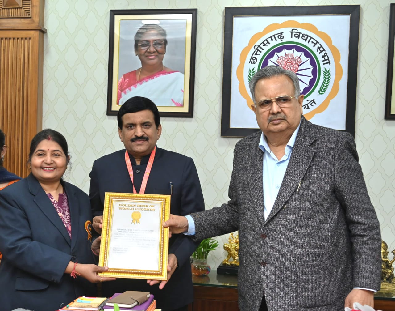 निःशुल्क नेत्र शिविर के लिए डॉ. दिनेश मिश्र का नाम गोल्डन बुक ऑफ वर्ल्ड रिकॉर्ड में निःशुल्क नेत्र शिविर के लिए डॉ. दिनेश मिश्र का नाम गोल्डन बुक ऑफ वर्ल्ड रिकॉर्ड में