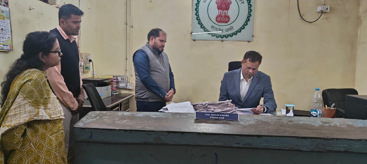 संभाग आयुक्त एस.एन. राठौर ने तहसील कार्यालय धमधा का किया निरीक्षण संभाग आयुक्त एस.एन. राठौर ने तहसील कार्यालय धमधा का किया निरीक्षण