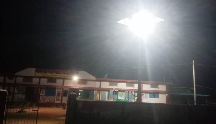 सूरज की रोशनी से हो रहा रात में भी उजाला: मिल रहा लोगो को स्वच्छ जल सूरज की रोशनी से हो रहा रात में भी उजाला: मिल रहा लोगो को स्वच्छ जल