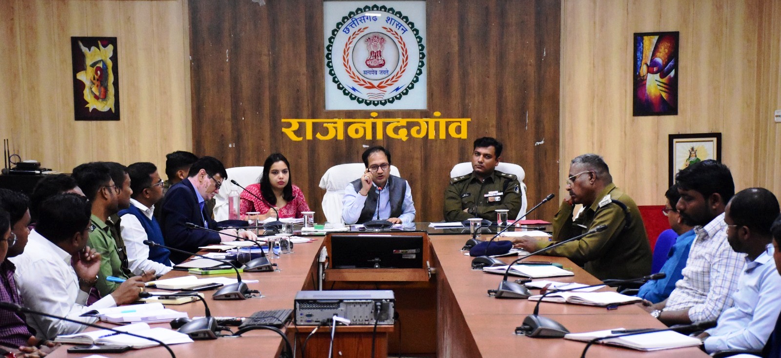 कलेक्टर ने कानून व्यवस्था के संबंध में राजस्व एवं पुलिस अधिकारियों की ली संयुक्त बैठक कलेक्टर ने कानून व्यवस्था के संबंध में राजस्व एवं पुलिस अधिकारियों की ली संयुक्त बैठक