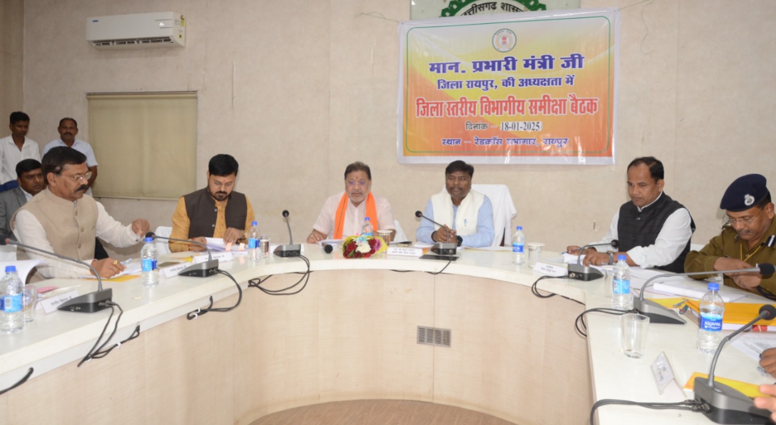 प्रशासन संवेदनशीलता के साथ करें कार्य, जनता को शासकीय योजनाओं का दें लाभ: प्रभारी मंत्री केदार कश्यप प्रशासन संवेदनशीलता के साथ करें कार्य, जनता को शासकीय योजनाओं का दें लाभ: प्रभारी मंत्री केदार कश्यप