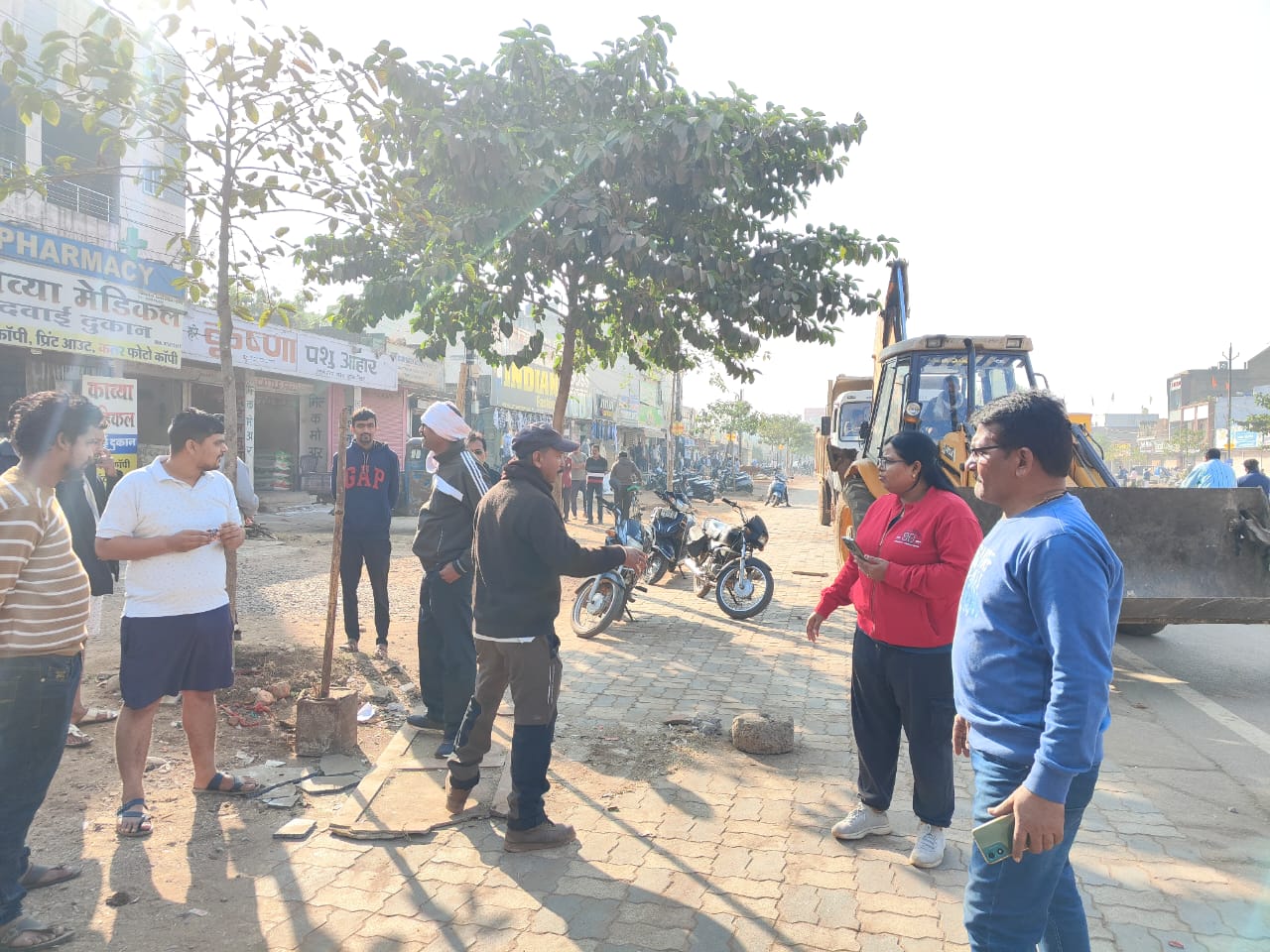 सुपेला संडे बाजार में सड़क पर बैठे विक्रेताओं पर हुई कार्रवाई सुपेला संडे बाजार में सड़क पर बैठे विक्रेताओं पर हुई कार्रवाई